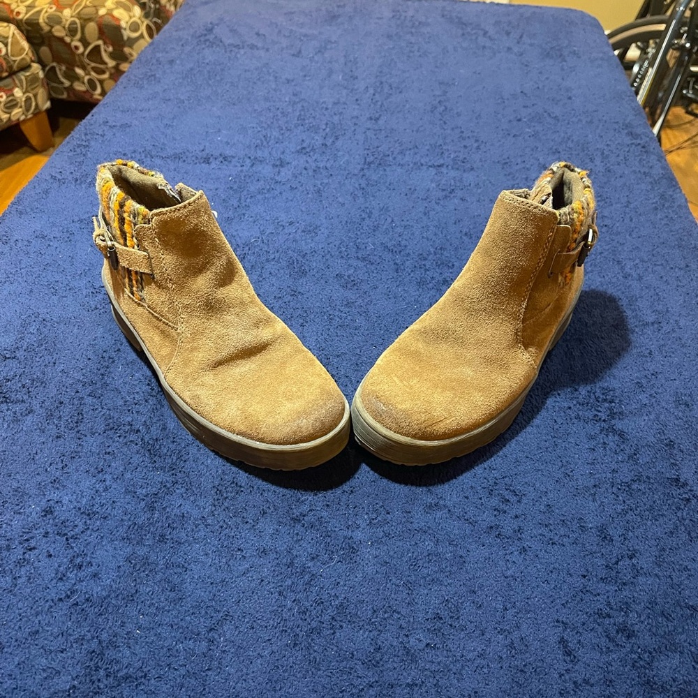 Brown suede Earth Origins boots. Size 8 1/2.